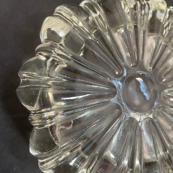 Vintage Crystal Cigar/Cigarette 50s 60s Mid-Century Retro- Daisy Pattern Ashtray - Picture 7 of 8